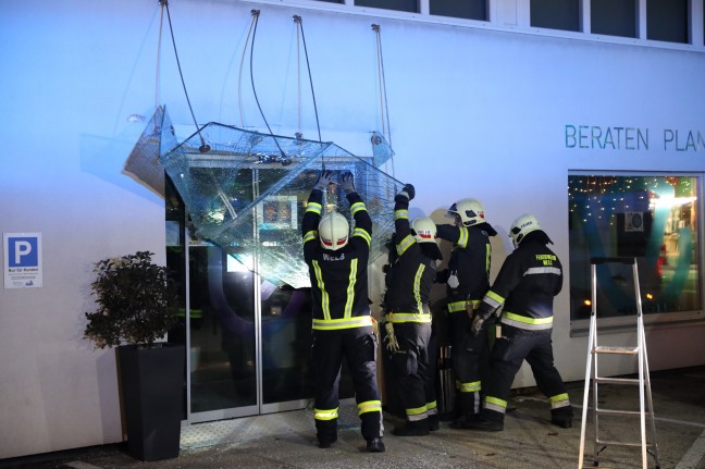 Glasvordach in Wels-Neustadt bei Unfall durch Bus beschädigt