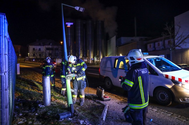Straßenlaterne in Schräglage: Einsatz der Feuerwehr in Wels-Vogelweide