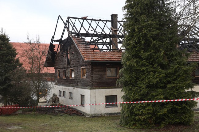 Sieben Feuerwehren bei Brand eines alten Bauernhauses in Eggerding im Einsatz