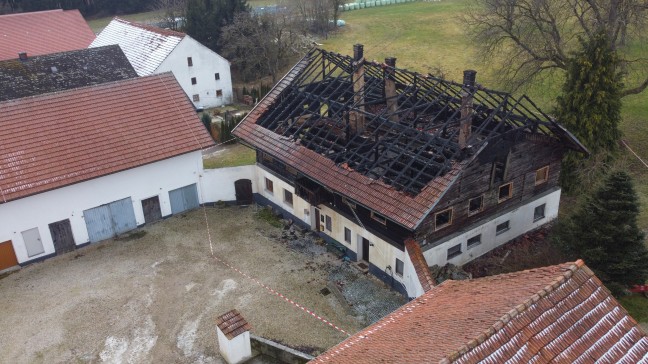 Sieben Feuerwehren bei Brand eines alten Bauernhauses in Eggerding im Einsatz