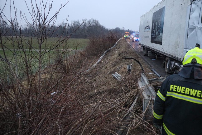 LKW auf Welser Autobahn bei Pucking von Straße abgekommen und in Böschung gelandet