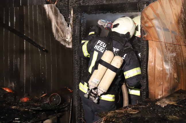 13 Tiere verendet: Vier Feuerwehren bei Brand einer Gartenhütte in Herzogsdorf im Einsatz