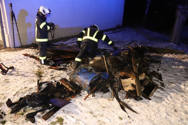 13 Tiere verendet: Vier Feuerwehren bei Brand einer Gartenhütte in Herzogsdorf im Einsatz
