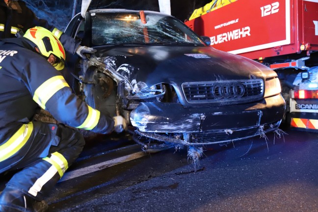 Fahrzeug bei Verkehrsunfall in Tragwein gegen Verkehrsschilder gekracht