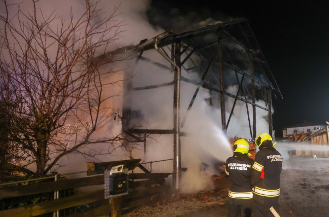 Acht Feuerwehren bei Brand eines Gebäudes in Altheim im Einsatz