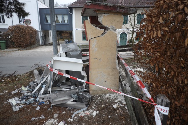 Heftige Detonation: Zigarettenautomat in Lambach von unbekannten Tätern gesprengt