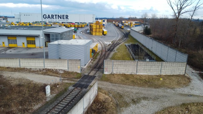 Stromschlag durch Oberleitung: Tote Person auf Container-Güterzug in Edt bei Lambach entdeckt