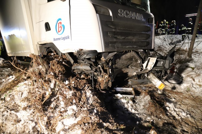 Langwierige LKW-Bergung: Schwerfahrzeug bei Verkehrsunfall in Waldburg von der Straße abgekommen