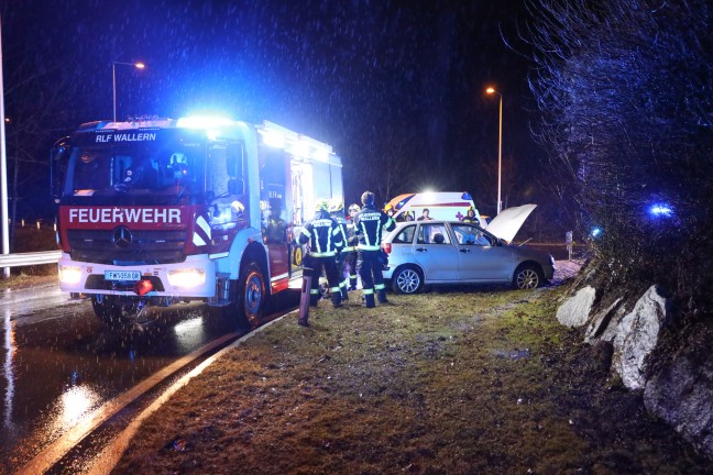 Samochód uderza w kamienną ścianę na rondzie w pobliżu Wallern an der Trattnach