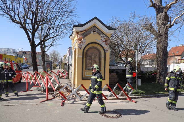 Kreuzwegkapelle in Wels-Innenstadt von LKW bei Abbiegemanöver gerammt und schwer beschädigt