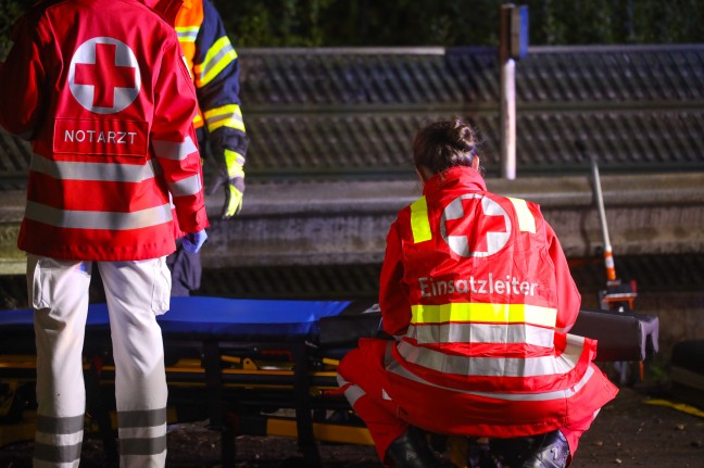Drei Personen nach schwerem Unfall auf Welser Autobahn bei Marchtrenk aus Unfallfahrzeugen gerettet