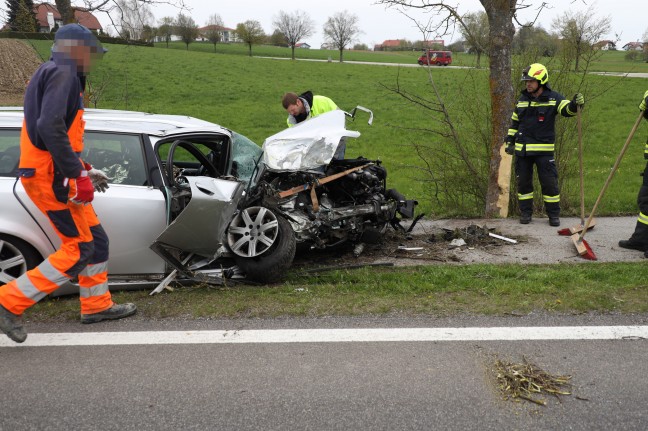 Auto in Neukirchen am Walde frontal gegen Baum geprallt