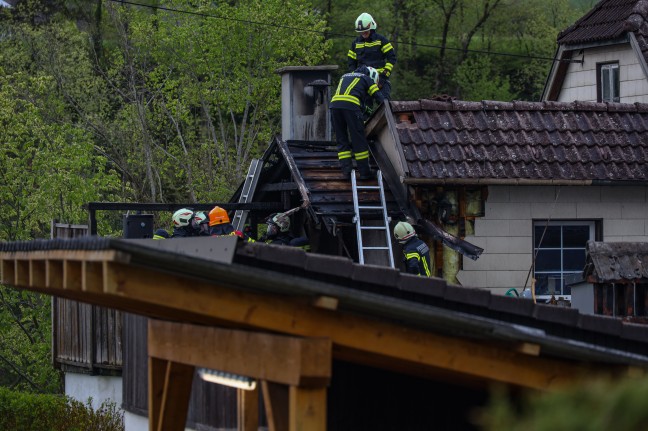 Vier Feuerwehren bei Brand auf Terrasse und Hausanbau in Grünburg im Einsatz
