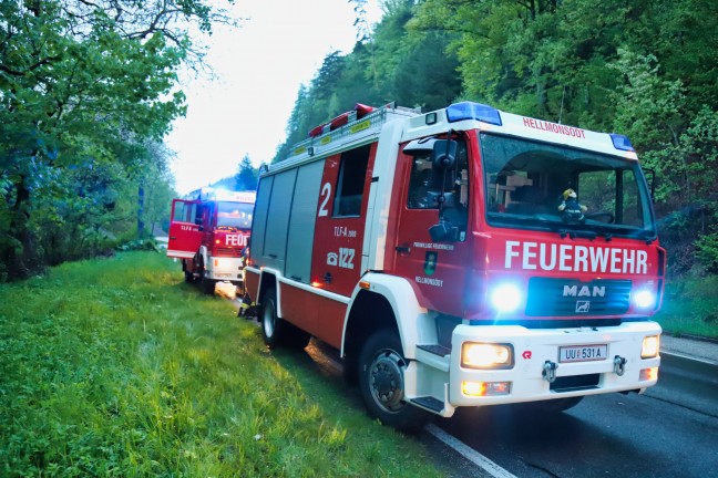 Drei Feuerwehren bei gemeldetem Fahrzeugbrand nach Wildunfall in Kirchschlag bei Linz im Einsatz