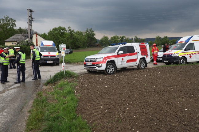 Tödlicher Crash: Kleinbus mit Erntehelfern bei Kreuzungskollision in Scharten umgestürzt