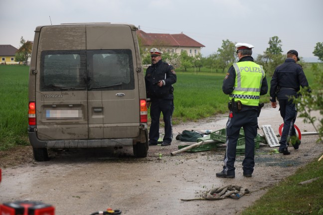 Tödlicher Crash: Kleinbus mit Erntehelfern bei Kreuzungskollision in Scharten umgestürzt