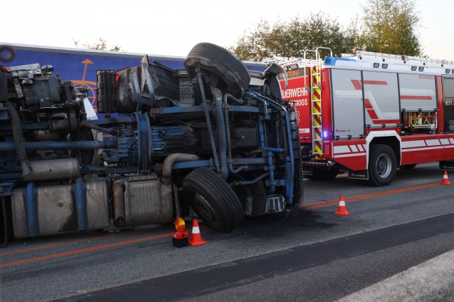 Silo-LKW bei Unfall auf Westautobahn in Ohlsdorf umgestürzt