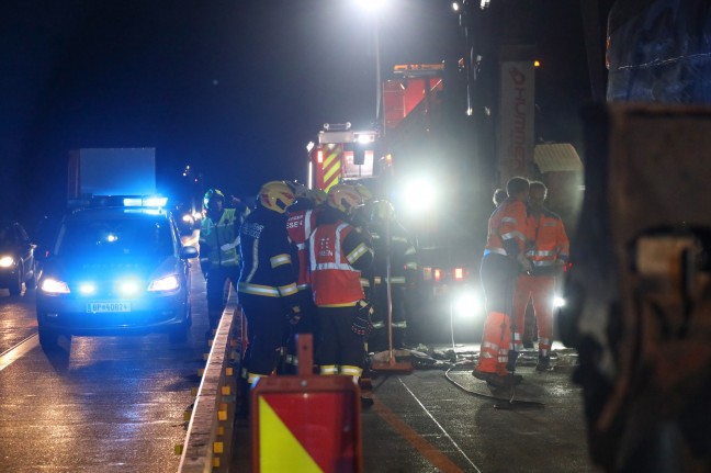 Silo-LKW bei Unfall auf Westautobahn in Ohlsdorf umgestürzt