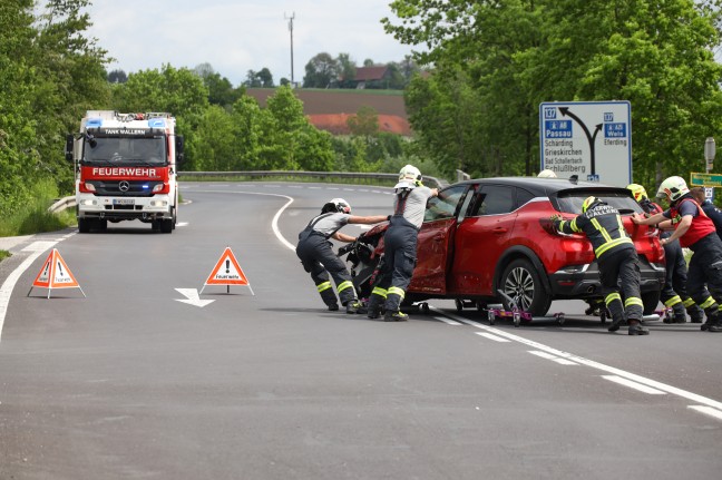 Kollision zwischen PKW und Kleintransporter auf Wallerner Straße bei Wallern an der Trattnach
