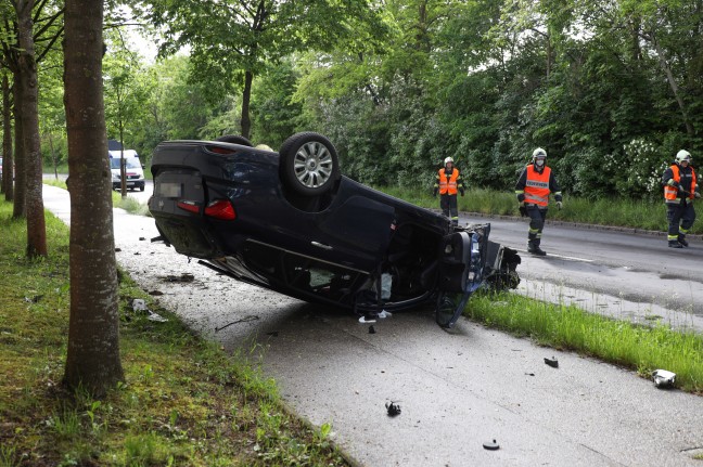 Heftiger Autoüberschlag gegen Bäume in Wels-Neustadt fordert zwei Verletzte