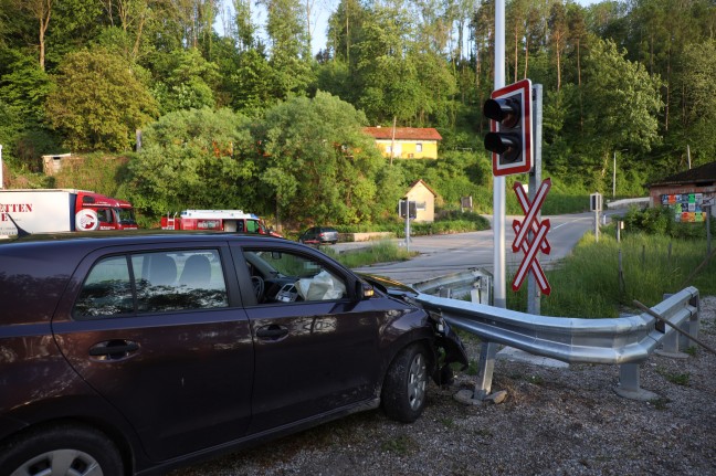 Auto kracht bei Bahnübergang in Thalheim bei Wels gegen Leitschiene vor Lichtsignalanlage