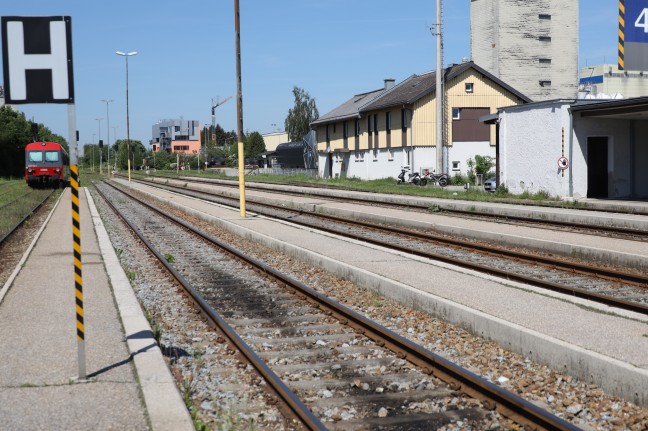 Massenschlägerei unter gegnerischen Fußballfans auf Bahnstrecke in Ried im Innkreis