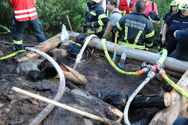 Großeinsatz der Feuerwehren bei Waldbrand in schwer zugänglichem Gelände in Haibach ob der Donau