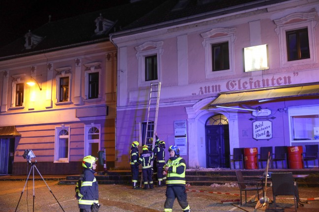 Großes Fassadenelement vor Lokal am Marktplatz in Lambach abgestürzt