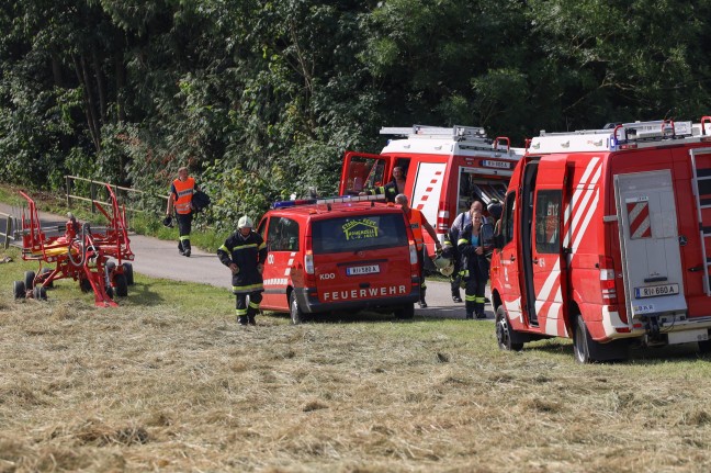 Traktor bei Unfall in Hohenzell in Uferböschung der Breitsach gegen Bäume gekracht