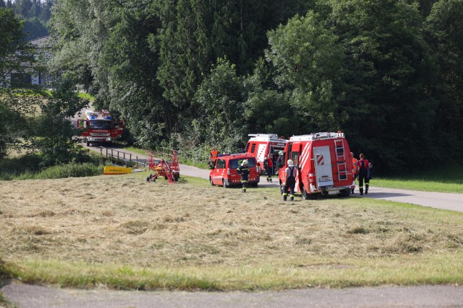 Traktor bei Unfall in Hohenzell in Uferböschung der Breitsach gegen Bäume gekracht
