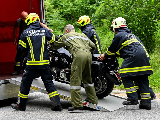 Schwerer Motorradunfall in Feldkirchen an der Donau fordert zwei Verletzte