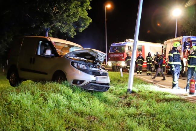 Verletzte Person bei Verkehrsunfall in Perg durch Feuerwehr aus Fahrzeug befreit