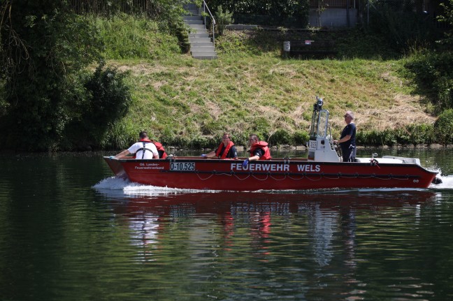 Personenrettung: Verletzte Person mittels Feuerwehrboot vom Traunufer in Wels gerettet