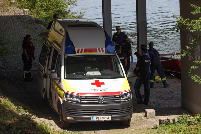 Personenrettung: Verletzte Person mittels Feuerwehrboot vom Traunufer in Wels gerettet