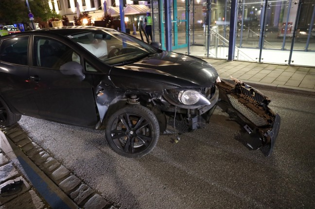 Heftiger Kreuzungscrash in Wels-Innenstadt endete für Unfallbeteiligten in Auslage eines Geschäfts