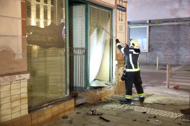 Heftiger Kreuzungscrash in Wels-Innenstadt endete für Unfallbeteiligten in Auslage eines Geschäfts