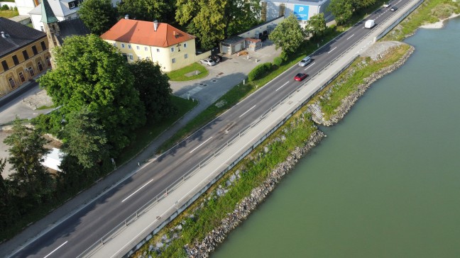 Autolenker (24) bei Verkehrsunfall auf Donaustraße in Mauthausen tödlich verletzt