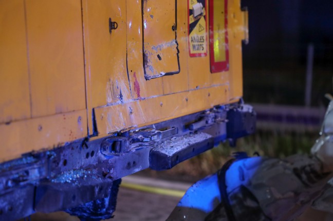 Schwerst eingeklemmt: Lenker auf Westautobahn bei Ansfelden nach Crash mit LKW aus Autowrack befreit