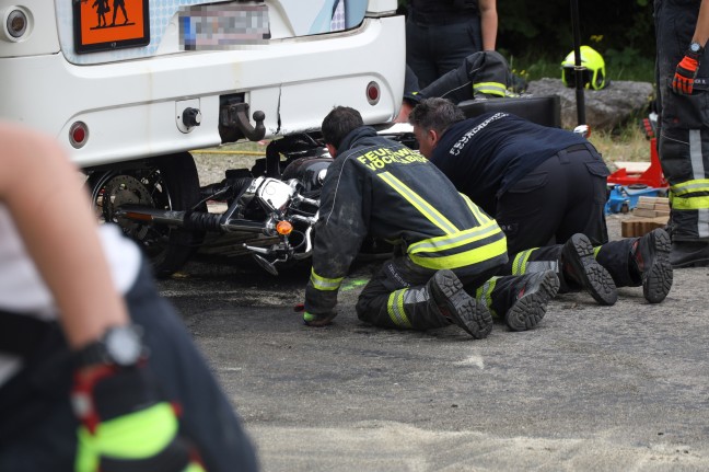 Motorradlenker bei schwerem Verkehrsunfall in Vöcklabruck unter Bus eingeklemmt