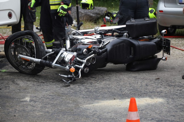 Motorradlenker bei schwerem Verkehrsunfall in Vöcklabruck unter Bus eingeklemmt