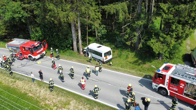 Lenkerin bei Verkehrsunfall in Hellmonsödt in Schulbus eingeklemmt und schwer verletzt