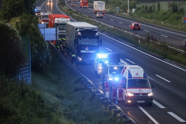 Auto kracht auf Welser Autobahn bei Marchtrenk in LKW-Heck