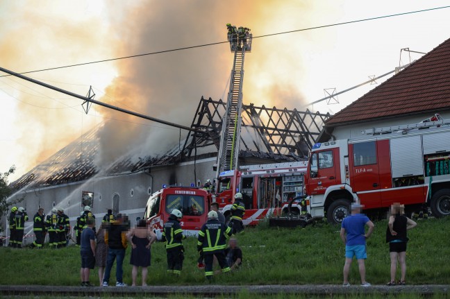 Großeinsatz bei Brand eines Vierkanters in Waizenkirchen
