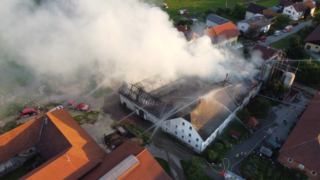 Großeinsatz bei Brand eines Vierkanters in Waizenkirchen