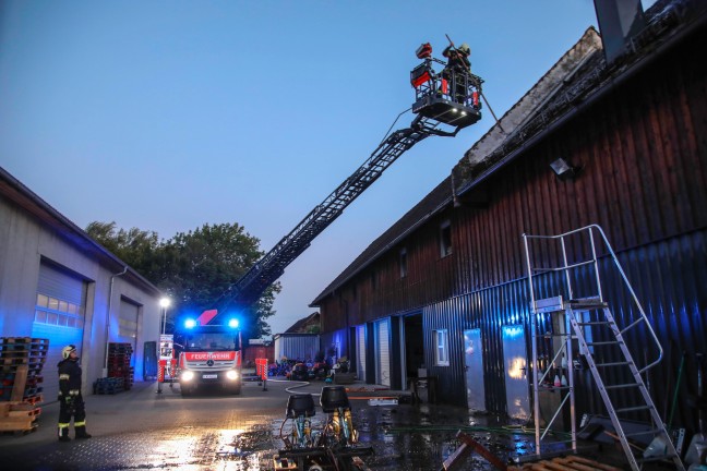 Zwölf Feuerwehren bei Brand auf einem Bauernhof in Hörsching im Einsatz