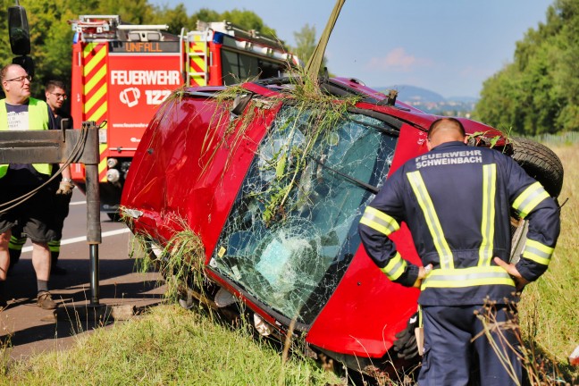 Auto bei schwerem Verkehrsunfall auf der Mühlkreisautobahn bei Engerwitzdorf mehrmals überschlagen