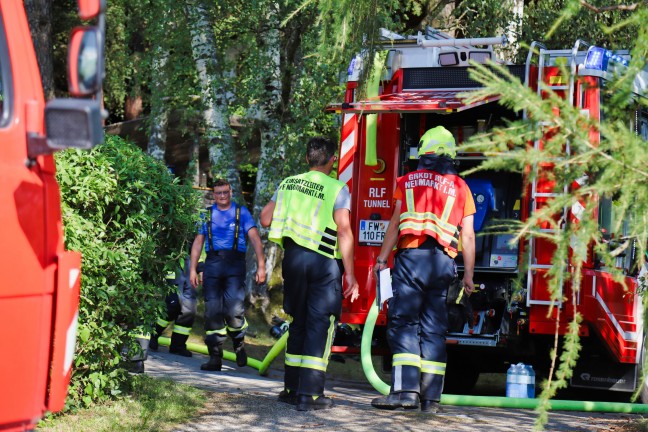 Sieben Feuerwehren bei Brand einer Gartenhütte am Waldrand in Neumarkt im Mühlkreis im Einsatz