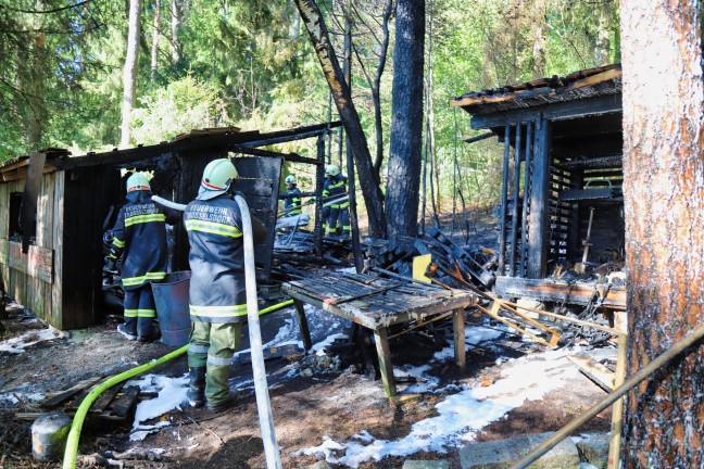 Sieben Feuerwehren bei Brand einer Gartenhütte am Waldrand in Neumarkt im Mühlkreis im Einsatz