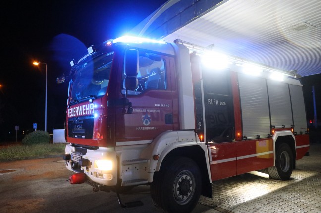 Auto bei Unfall in Hartkirchen auf Tankstellengelände geschleudert und gegen Straßenlaterne gekracht