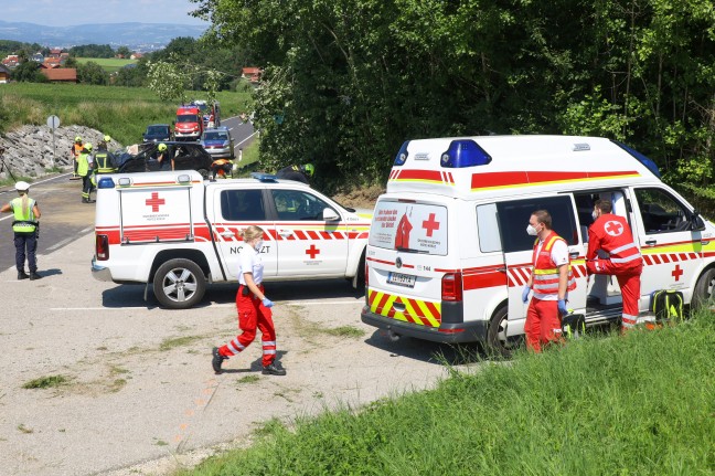 Auto auf Kremstalstraße zwischen Ansfelden und Neuhofen an der Krems schwer verunfallt